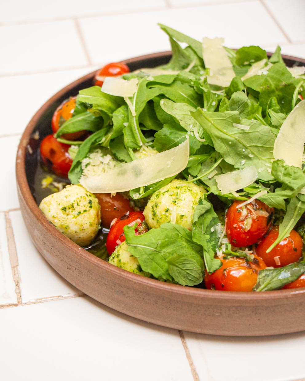 NHOQUE DE RICOTA E PESTO DE RÚGULA