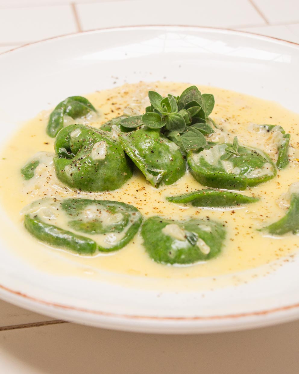 AGNOLOTTIS DE ABÓBORA COM MASSA DE RÚGULA