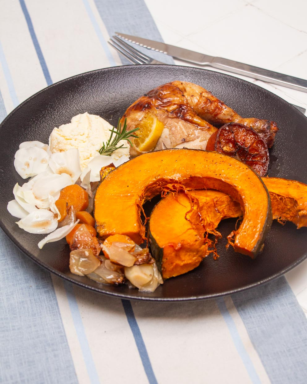 FRANGO MARINADO COM CABUTIA ASSADA