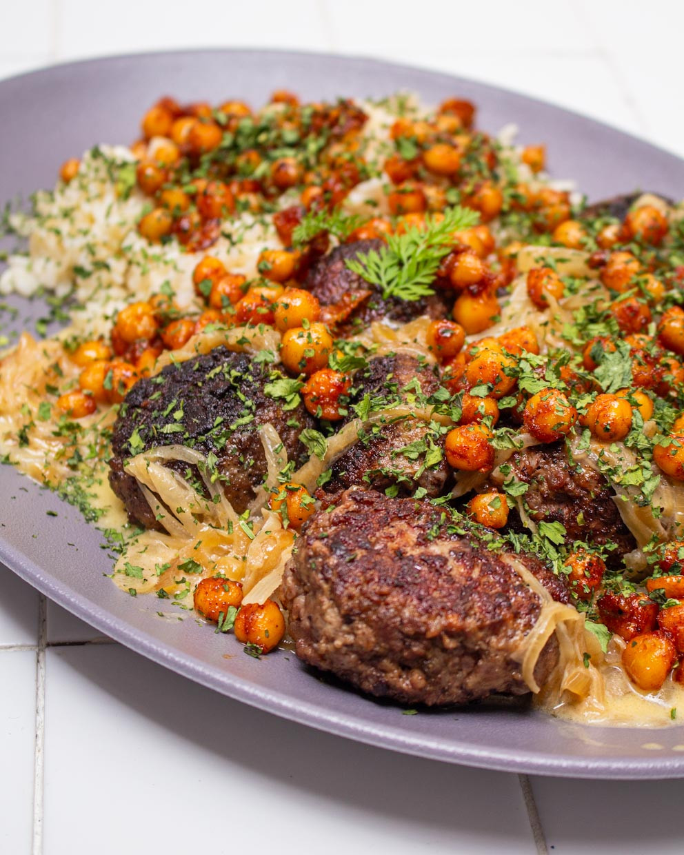 Almôndegas suecas de carne e alho-poró com arroz