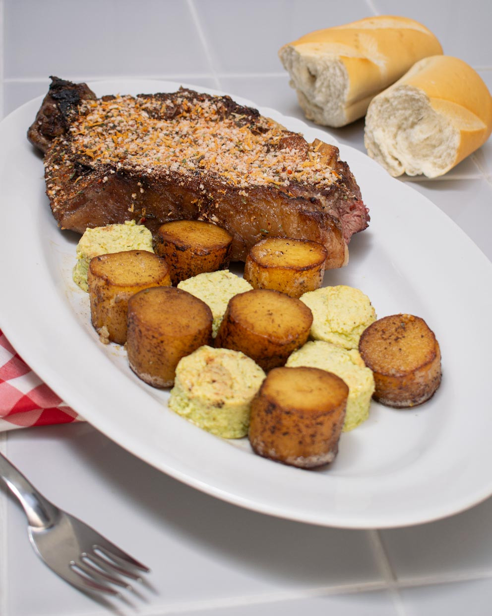 BIFE DE AGULHA COM FLAN DE ABOBRINHA E BATATA DE CORTIÇA