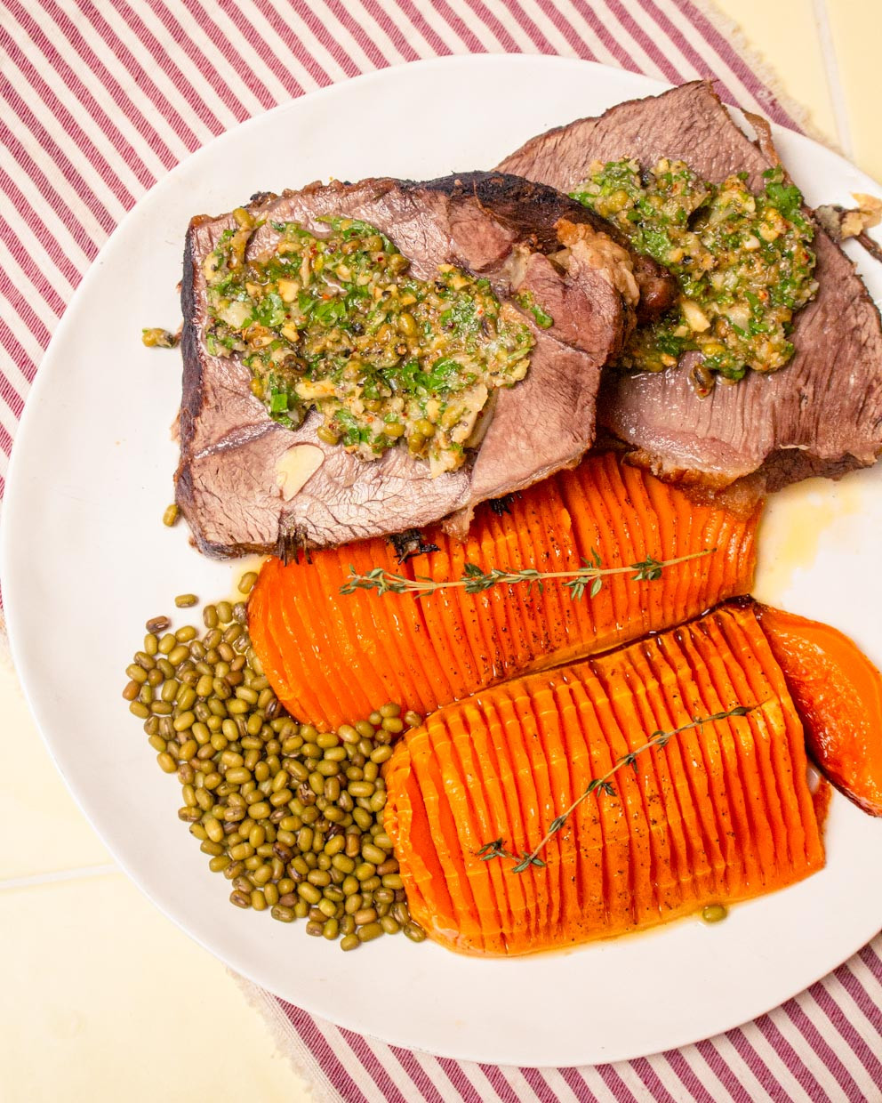 OMBRO EM CAÇAROLA COM ABÓBORA HASSELBACK