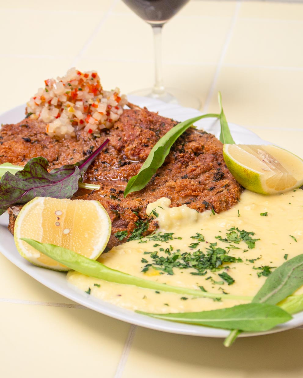 MILANESA COM OSSO, VULCÃO DE BATATA E CREOLA PATAGÔNICA