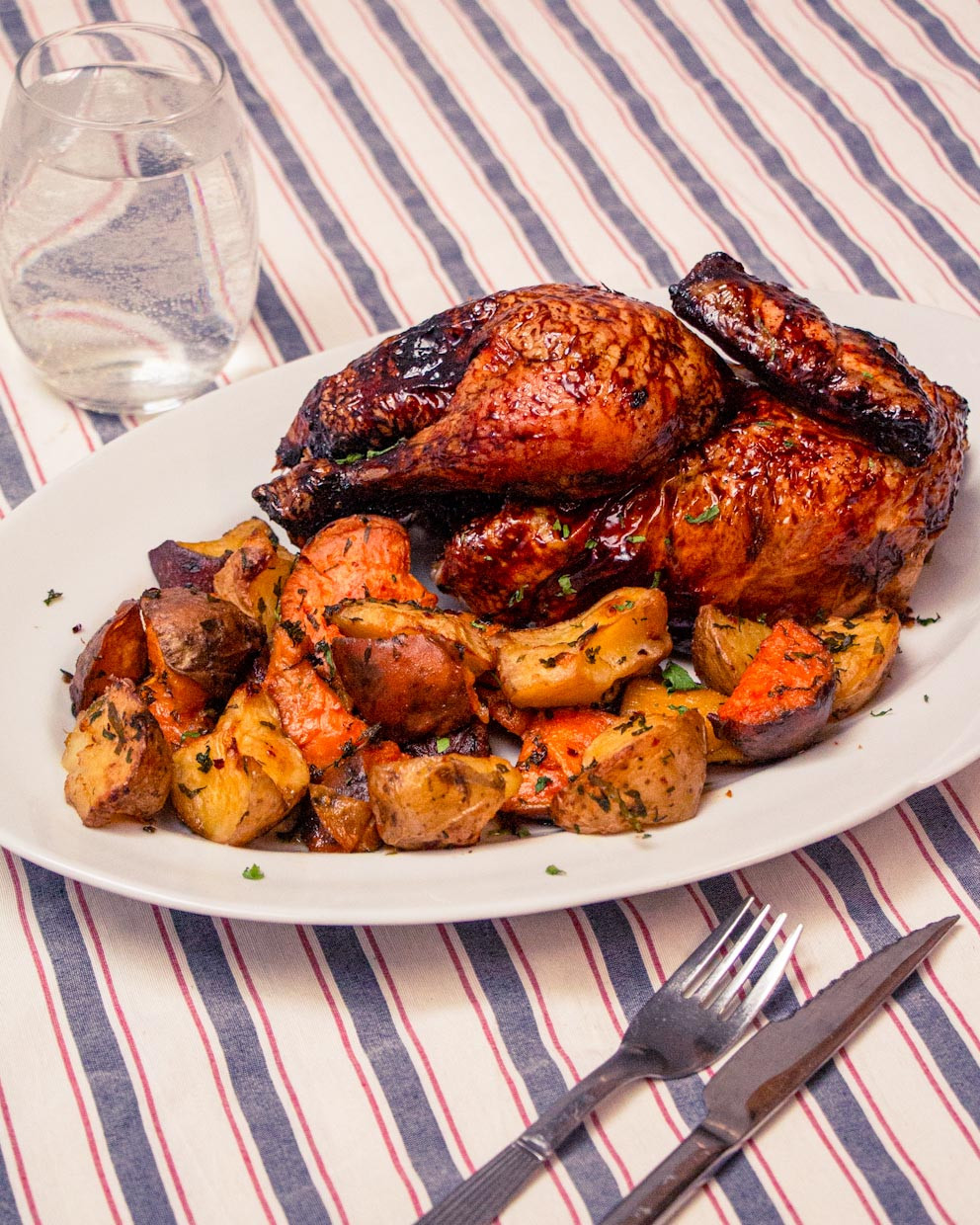 FRANGO LACADO COM BATATA DOCE, ABÓBORA E BATATA ASSADA
